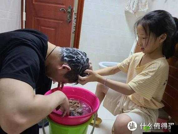 宝宝扶着水池乖乖让爸爸洗头宣称将免费：萌娃洗头记