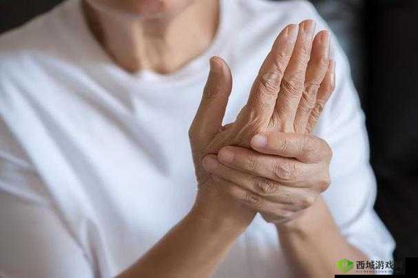 一个手指头就疼成这样视频：疼痛背后的原因
