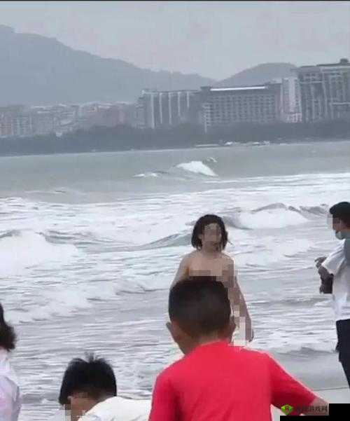 沙滩惊现裸身女子：引发众人围观