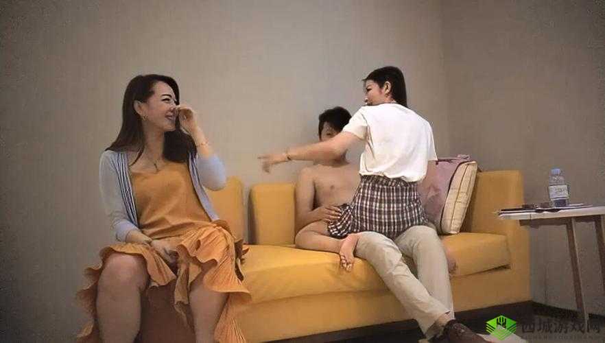 双飞探花：女仆装大学生轮换着操
