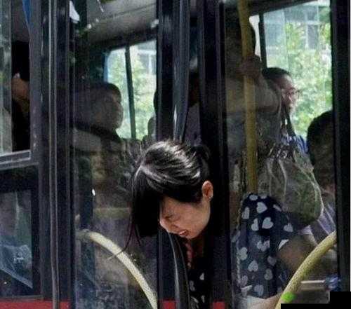 公交车上的疯狂行为：女子被狂亲，令人震惊的场景