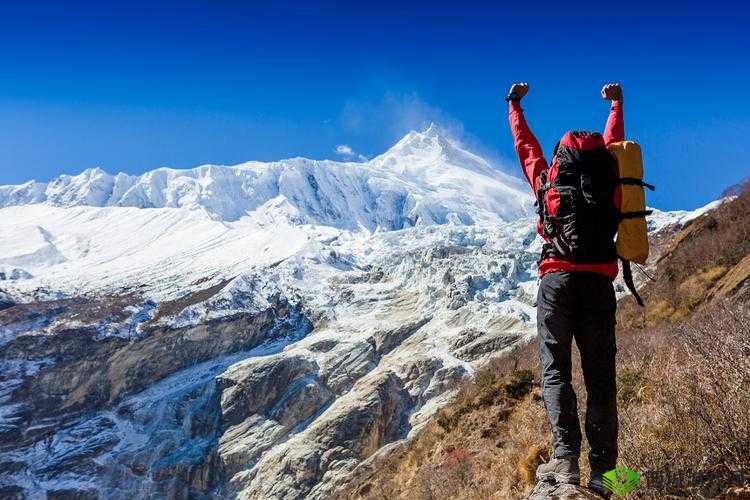 手握两座高耸的山，震撼心灵的力量